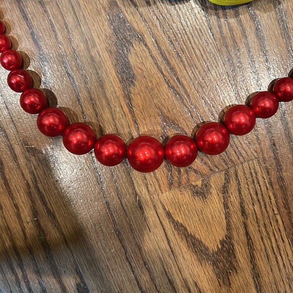 Marge Simpson crocheted head piece and pearls - Picture 2 of 6